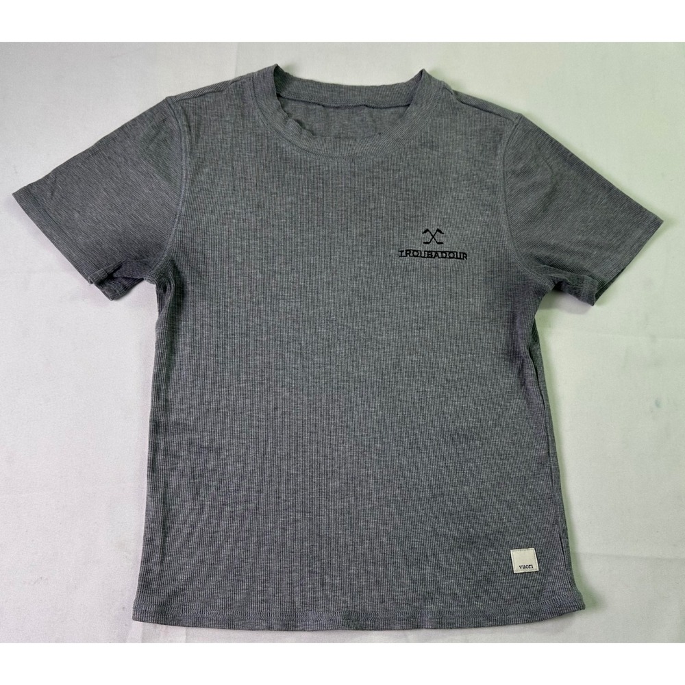 Vuori‎ Boys Youth Medium Gray Ribbed Shirt Troubadour Golf & Field Club Logo